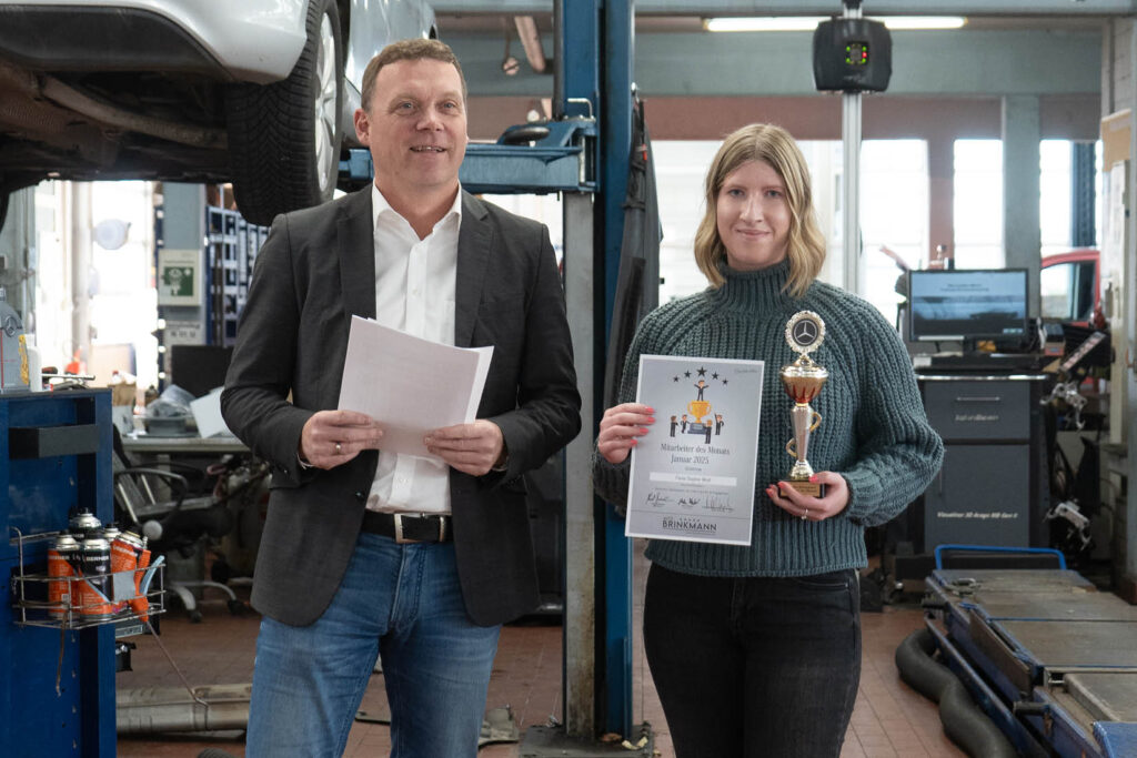 Herr Osterloh mit der Mitarbeiterin des Monats