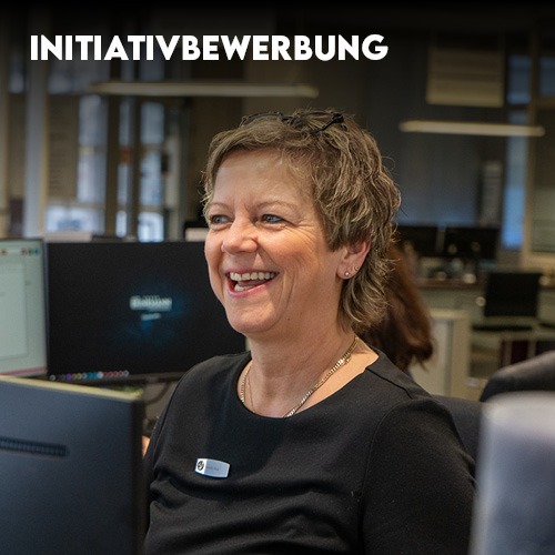 Initiativbewerbung2 eine frau lächelnd am Computer