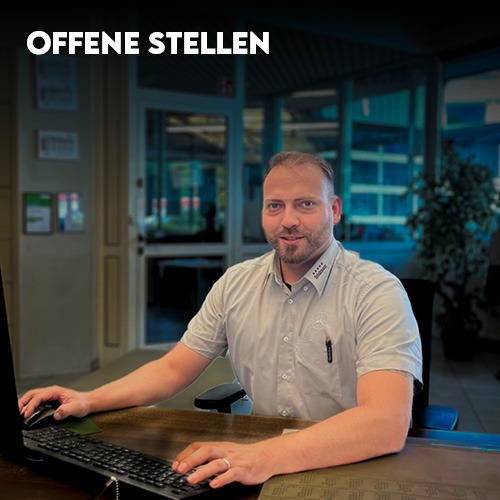 Offene Stellen Bei Autobrinkmann ein mann am pc