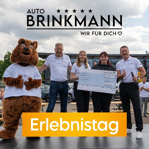 Neuigkeiten Autobrinkmann Event 2025 mit einem bären und 4 Personen auf dem Bild
