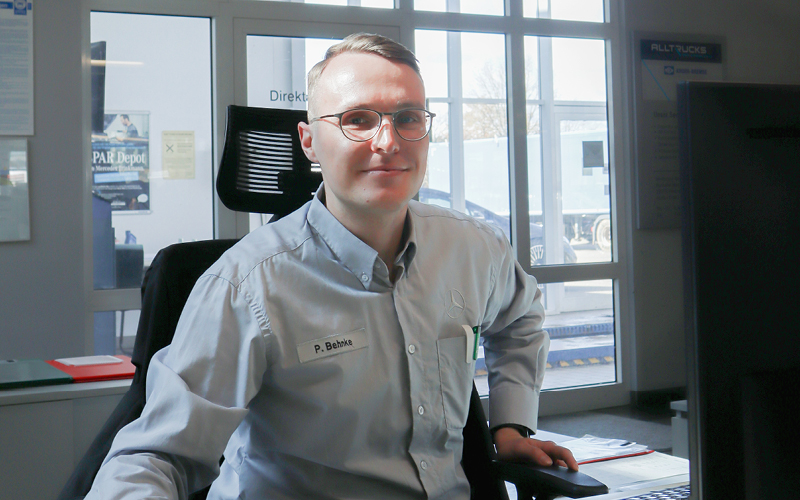 Mitarbeiter von AutoBrinkmann am Schreibtisch zum Thema Inzahlungnahme