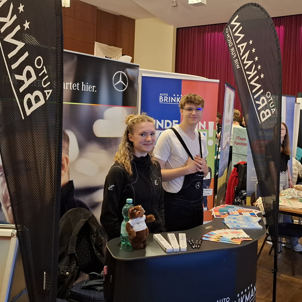 Jobmesse: Zwei Azubis vertreten AutoBrinkmann am Messestand