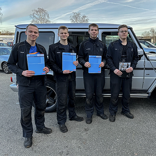 Vier Azubis haben ihre Ausbildung bei AutoBrinkmann erfolgreich abgeschlossen