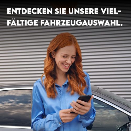 eine frau mit roten haaren bei der fahrzeugauswahl