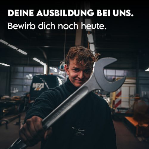 junge mit einem maulschlüssel in der hand der ewine ausbildung macht